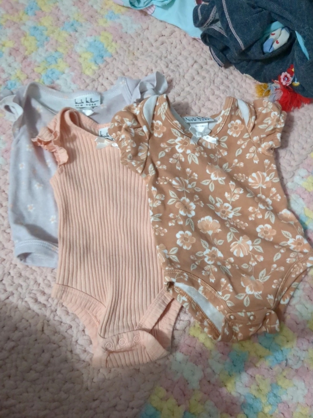 Adorable Nicole Miller 0–3 month baby clothing bundle 🤎🌸